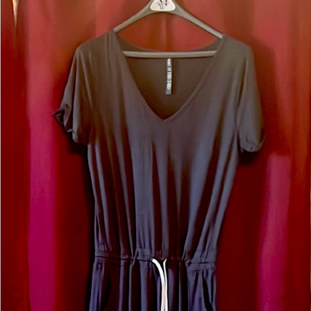Vuori lightweight jumpsuit in grey w/pockets.  Super comfy, great for summer!